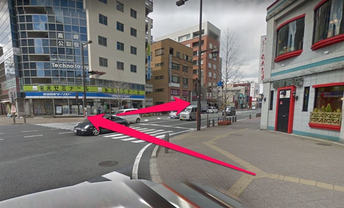 角に朝鮮飯店がある交差点を渡り、右折